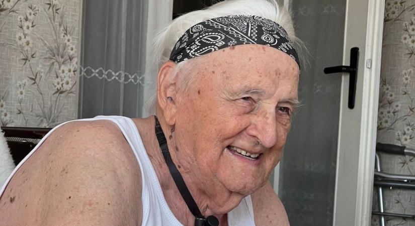 Csupa szeretet és derű: 90 éves lett a hevesi iskolaigazgató, a táblagépet is vidáman kezeli