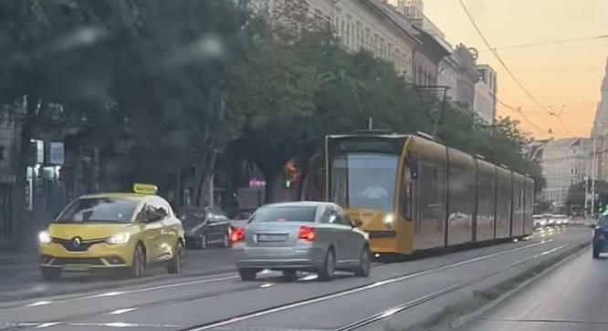 A Nagykörút villamospályáján száguldozott, karambollal ért véget az ámokfutása