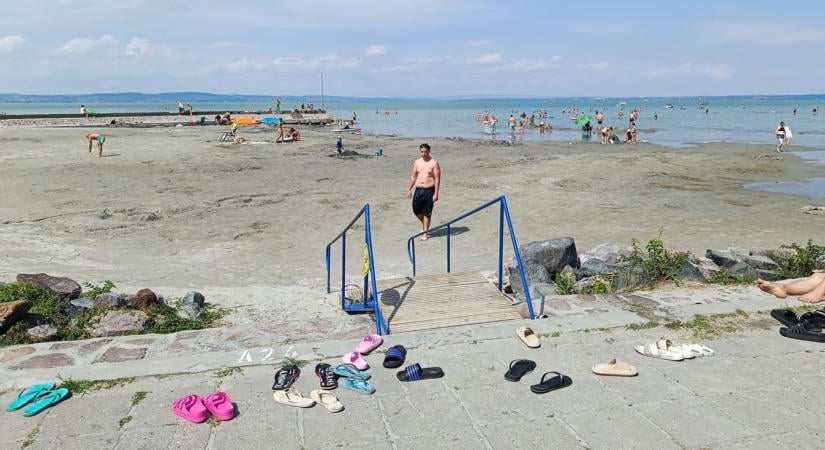 Megdöbbentő fotók a Balaton-partról – homokpadokon fekve élvezték a 30 fokos vizet a strandolók