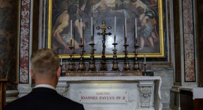 Magyar Péter magyar nyelvű misén vett részt a Vatikánban, a KDNP szerint csak a látszat számít a miniszterelnöknek