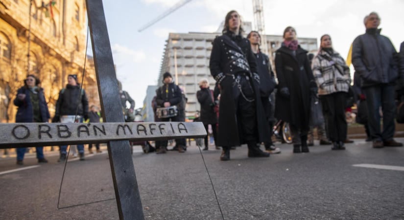 Medián: A magyarok többsége maffiaállamként jellemzi Orbán Viktor rendszerét