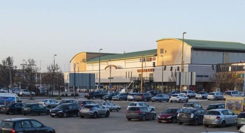 A székesfehérvári plázánál tombolt a nő, még a buszsofőrnek is nekiment