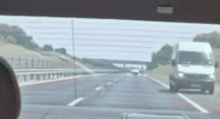 Elnyomta az álom, kis híján balesetet okozott a furgonos