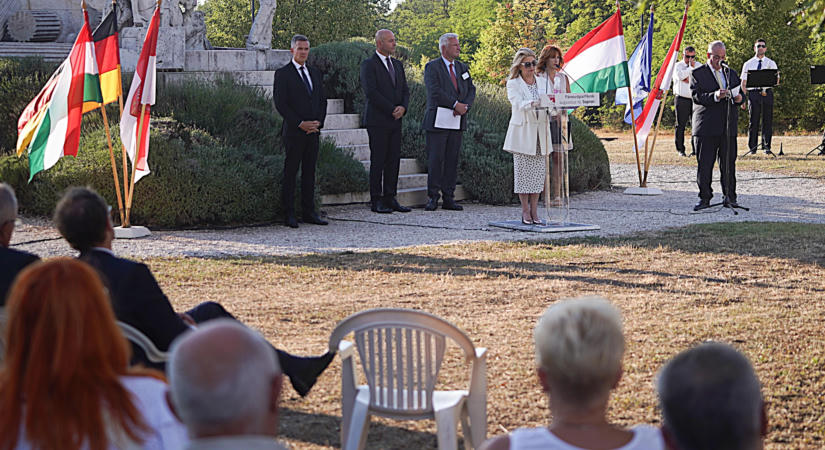 A páneurópai piknikre emlékeztek Sopronpusztán