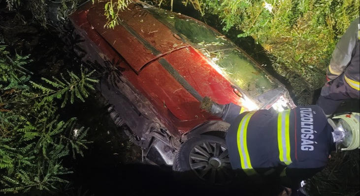 Csuromvizesen, vérző arccal dörömböltek a kamionos ajtaján – előtte öt métert zuhantak