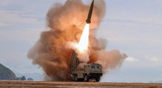 Észak-Korea hadgyakorlatokat tartott rakéták beindításával