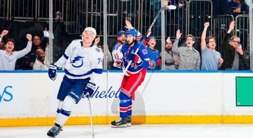 Széchenyi-egyetem logós győri hokipólóban NHL-meccsen? Ez bizony megtörtént