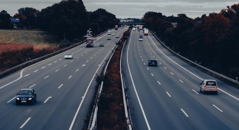 214 km/órával száguldott az M6-oson, megússza – Vitézy Dávid elárulta, miért