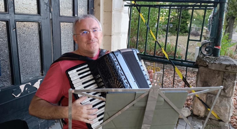 „Fiam, sose hagyd abba a harmonikázást!” – a szolnokiak szívébe hatol „a Tisza Szálló muzsikusa”