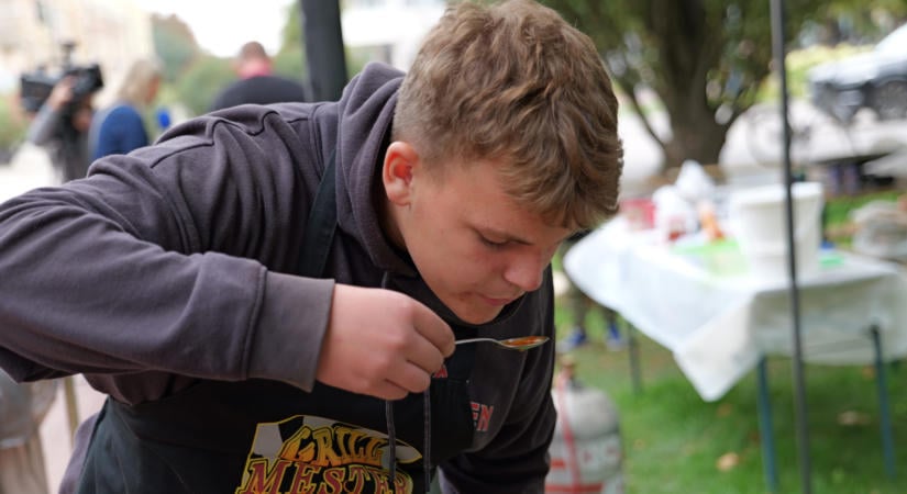 A táskaleves nyerte a főzőversenyt, a birspálinka a pálinkamustrát