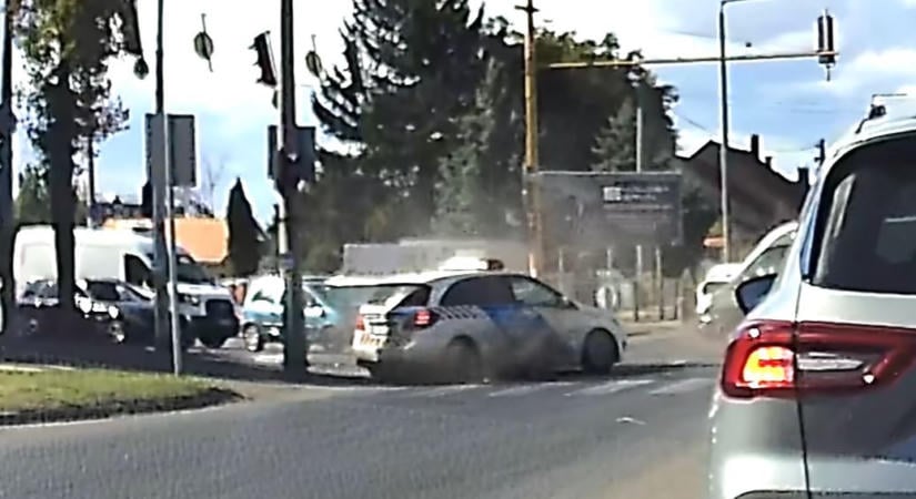 Egy pillanat alatt megtörtént a baj: rendőrautóval ütközött egy furgon – videó