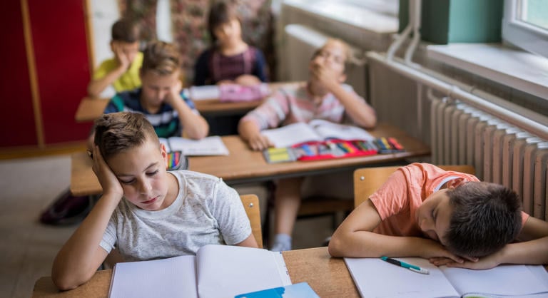 Nem elég a jó jegy, ha szorong a gyerek – Ez hiányzik a leginkább a hazai iskolákból