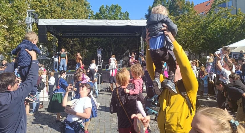 Háromszor emelték a magasba a gyerekeket Veszprémben ( videó)