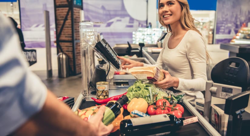 Elkezdett rettegni a vevőktől az egyik szupermarket pénztárosa, ezért muszáj volt ezt megtennie