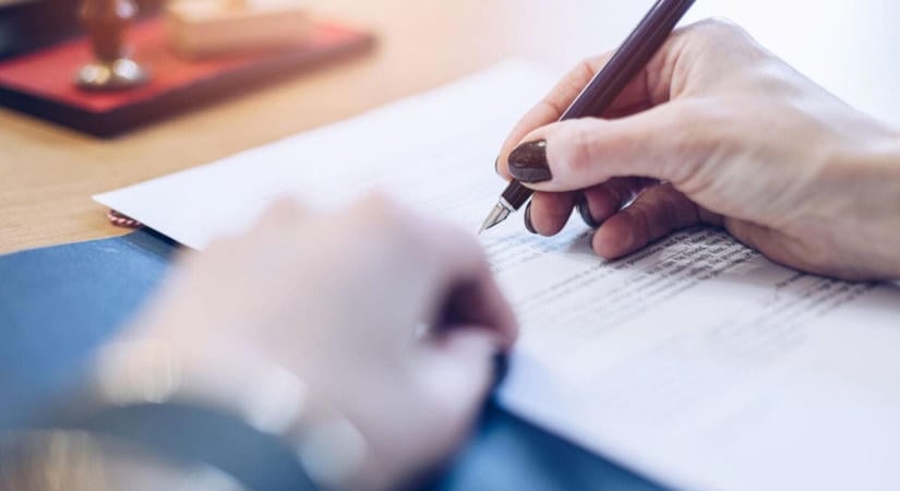 Testvére nevében vett fel hitelt, bankszámlát nyitott és támogatást igényelt