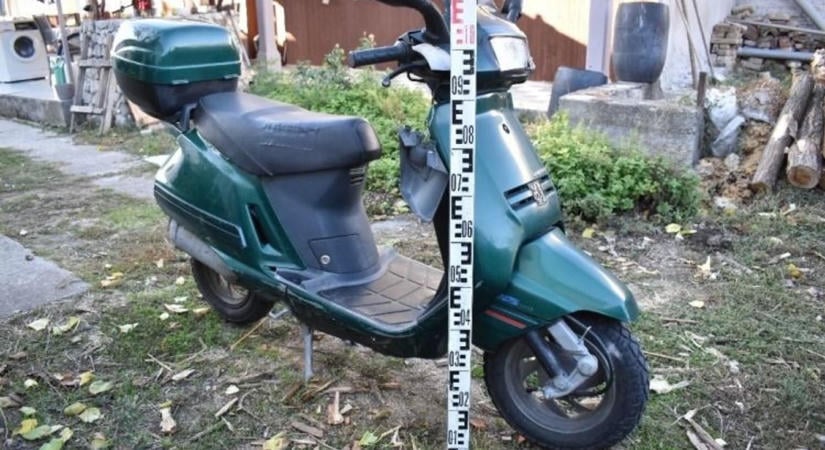 Megcsúszott a kavicsos úton, a motor a lábára dőlt