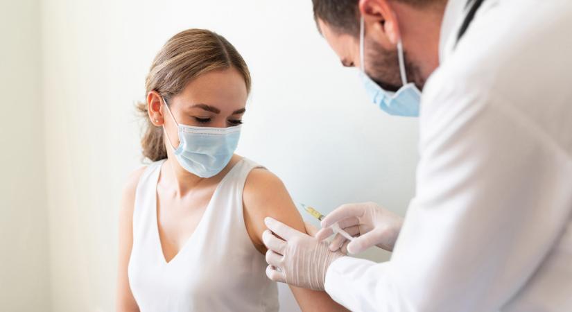 Újabb Pfizer-vakcina kapta meg az engedélyt: ezzel már kisgyermekeket is biztonságosan lehet oltani