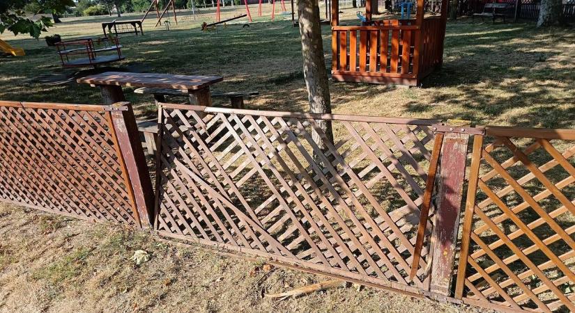 „Semmibe veszik más munkáját” – Elképesztő pusztítást hagytak maguk után a játszótéri vandálok