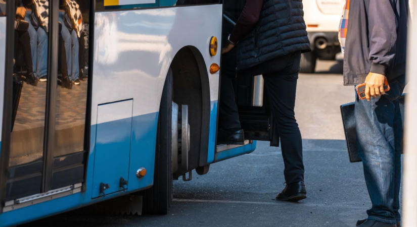 Herointéglákkal a derekán szállt buszra egy drogcsempész  fotók