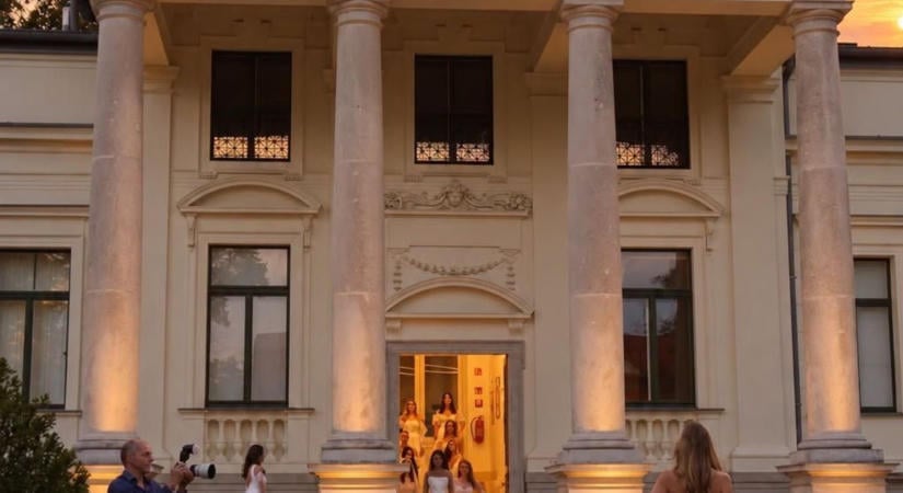 Kifutóvá vált a Lenck-villa kertje - Varázslatos menyasszonyi ruhákat mutattak be Sopronban - fotók