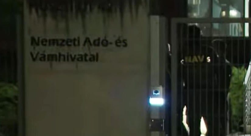 Őrizetbe vették Hankó Balázst, a HírTV jelentkezett a helyszínről