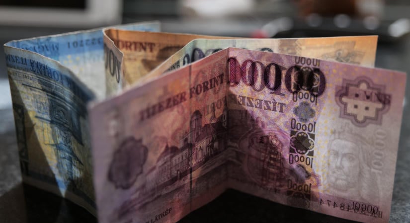 Erővel búcsúzik a héttől a forint