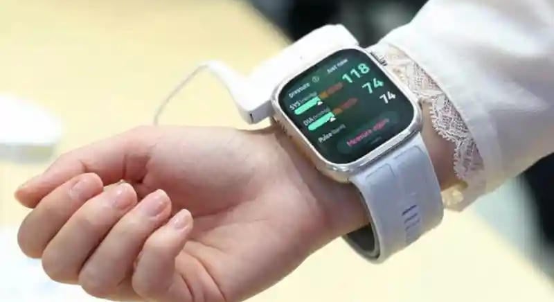 Éjt nappallá téve méri a vérnyomást a HUAWEI WATCH D3