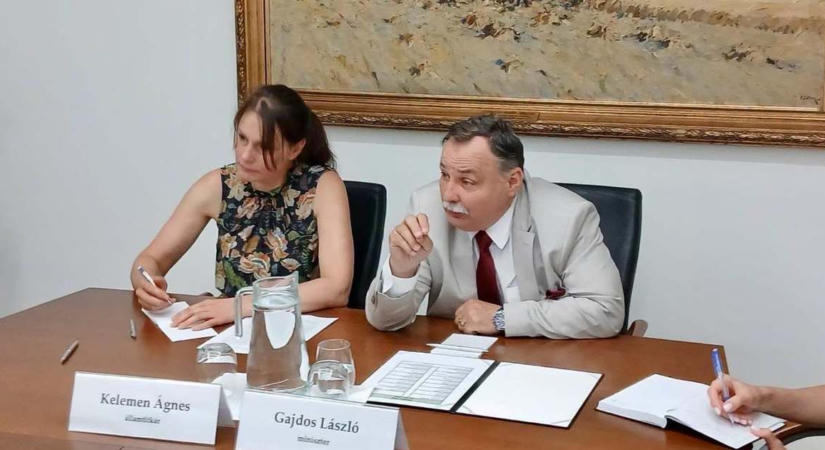 Gajdos László azt kéri, mellőzzük a medencefeltöltéseket, autómosásokat, a sportpályák locsolását