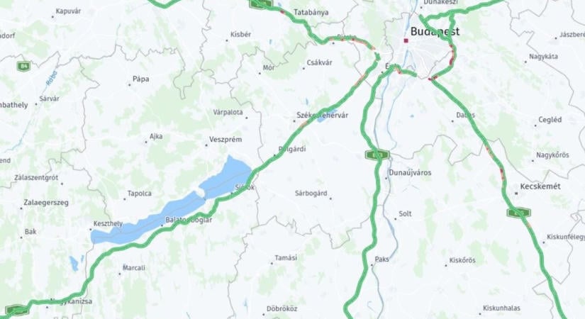 Tömegek indultak a Balatonra, araszol a kocsisor az M7-esen