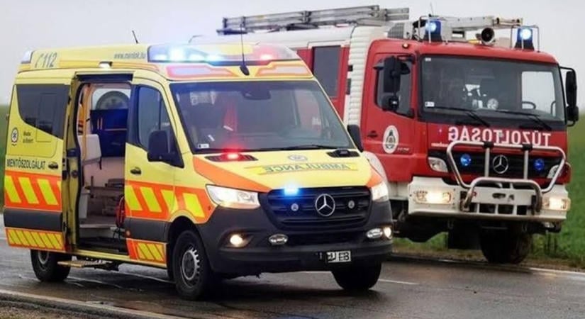 Két kisbusz ütközött az M3-as autópályán – két ember a roncsba szorult!