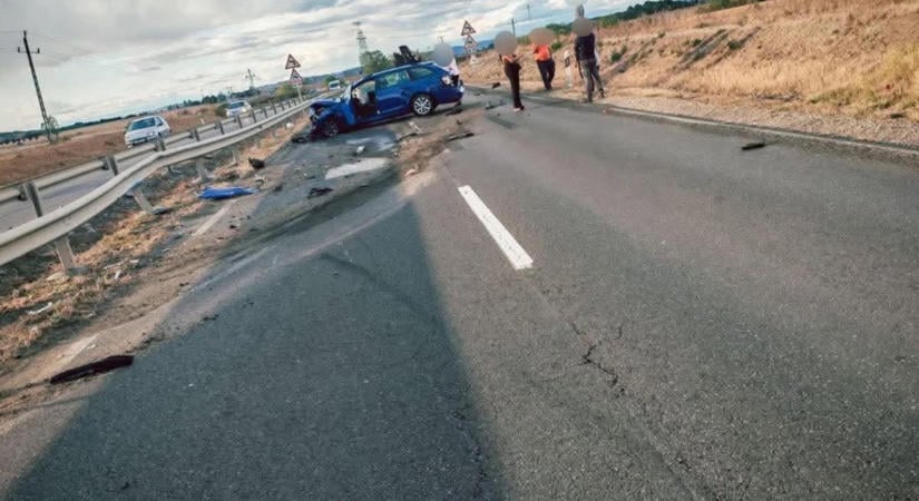 Hármas ütközés a 26-os főúton – egy ember megsérült, a baleset miatt lezárták az útszakaszt!