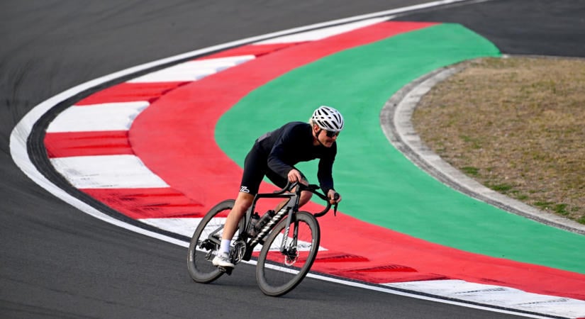 Biciklivel megy a következő F1-futamra a pilóta