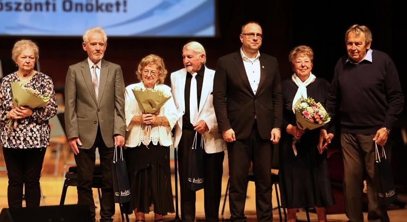 Musicaldallamokkal és a jubiláló házaspárok köszöntésével ünnepelték Szolnok időseit