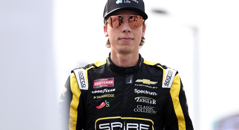 Magára marad a NASCAR fenegyereke? Denny Hamlin szerint a mezőny összefogott Carson Hocevar ellen