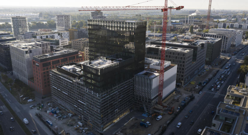 A választás előtti két hónapban három irodaház-vásárlási szerződést is kötött Garancsiékkal az állam, összesen csaknem 120 milliárd forintért