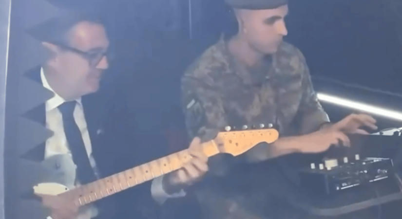Az új brit miniszterelnök Smiths-számot játszott egy ukrán katonazenekarral - videó