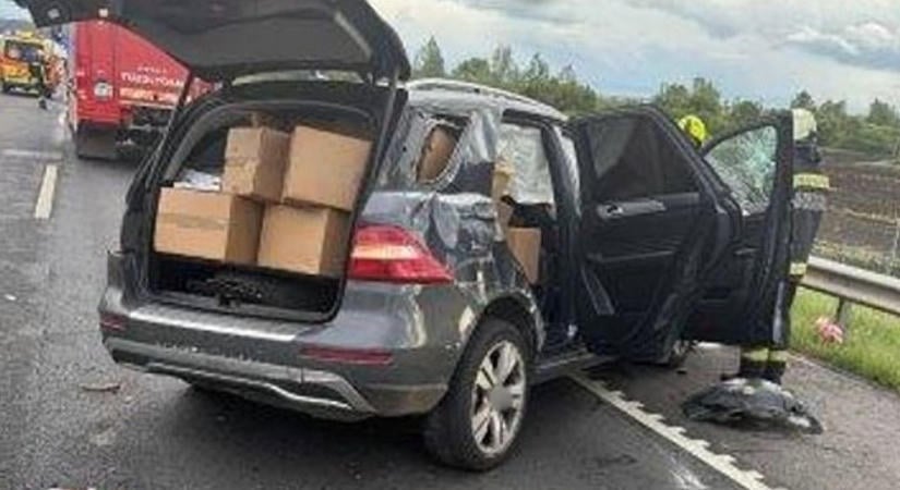 Felborult az autópályán a pénzügyőrök elől menekülve a tiszagyulaházi férfi, 33 milliós szajrét rejtett a terepjárója