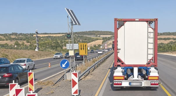 Tájékoztatásnak tűnik, de súlyos bírsággal jár: az M1-es autópálya új, mosolygós sebességmérői