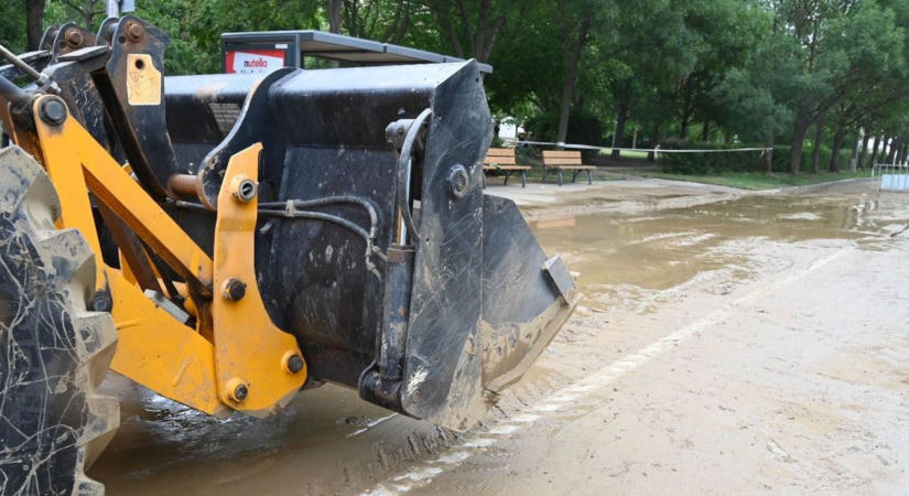 Éjszakába nyúlt a munka a csőtörések miatt, még most is dolgoznak a szakemberek