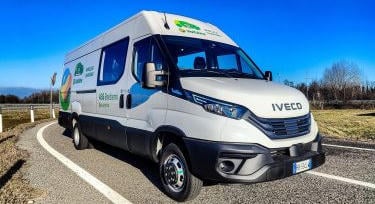 Menet közben tölthető az IVECO eDaily az autópályán