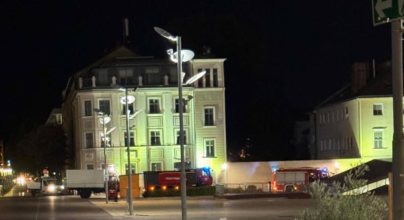 Ezért vonultak tűzoltóautók a győri Dunakapu térre késő este