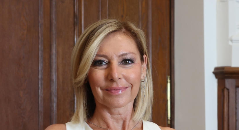Elakad a szó. Erős Antónia őrületes kinézettel vezette a Híradót