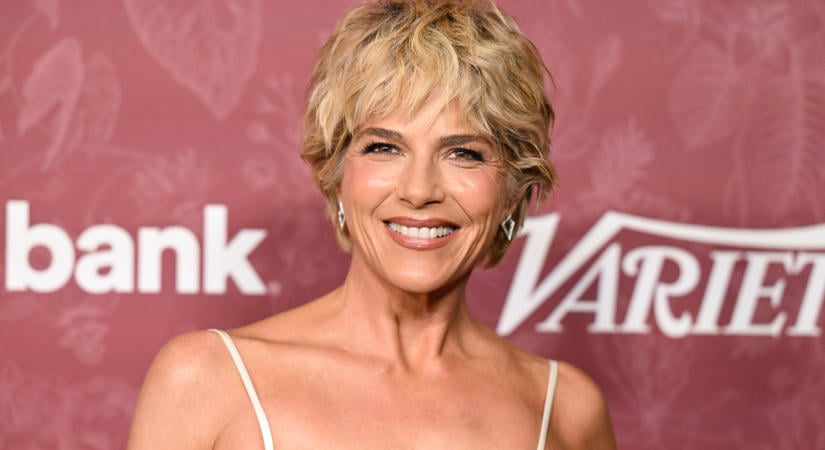 Selma Blair irgalmatlan botrányt okozott a repülőn: megharapott egy légiutas-kísérőt, és még a levegőben ki akarta feszíteni a gép ajtaját