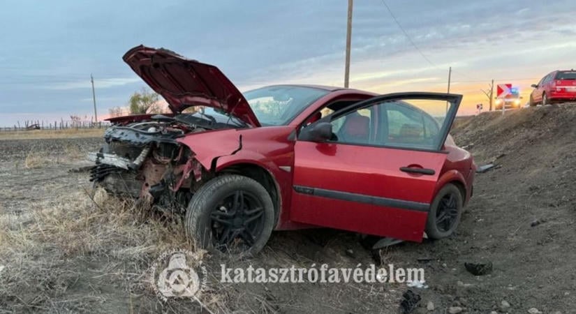 Hatalmasat kapott az autó eleje, árokban kötött ki Besenyszögnél