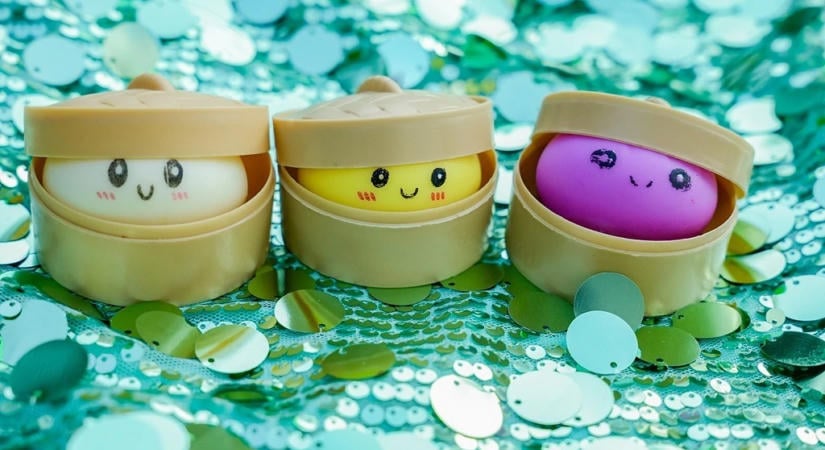 Gőzgombóc a táskában, veszély a gyerekszobában: mi áll a squishy dumpling őrület mögött?