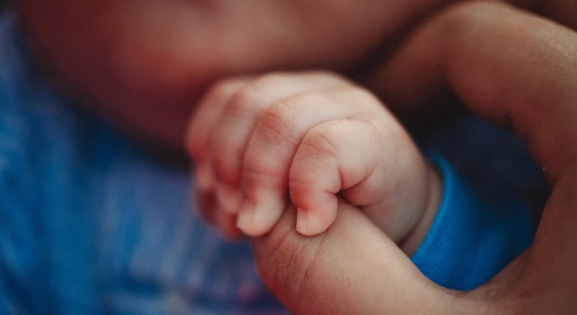 Megérkezett a mentőöv a babaváró hiteleseknek: kijött a rendelet, így úszható meg a horrorisztikus büntetés