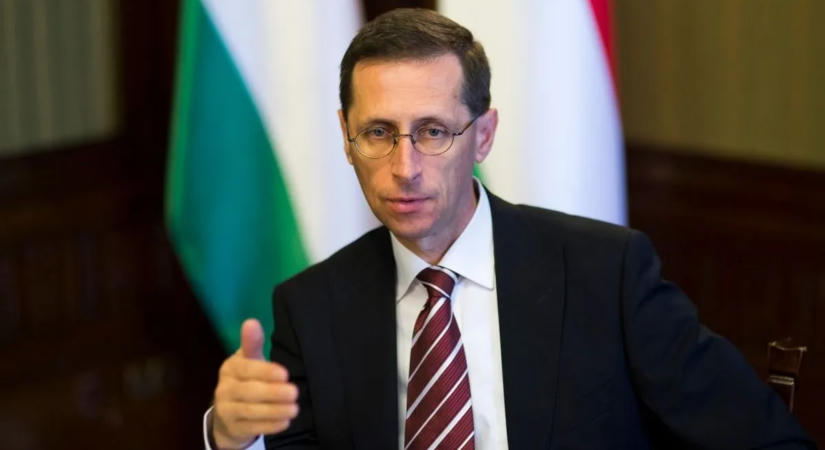 Egymás mellett a repülőn: Varga Mihály és Matolcsy György is ugyanazzal a géppel utazott Zürichbe