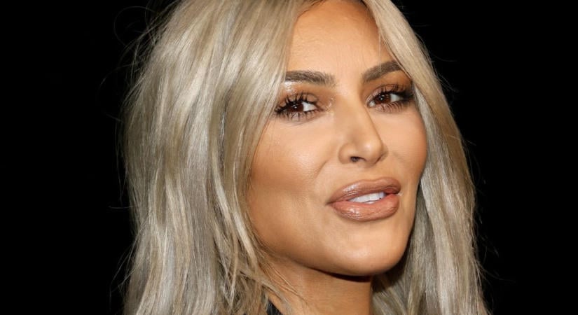 Kim Kardashian 1 eurót kapott a párizsi bíróságtól, miután fegyverrel rabolták ki