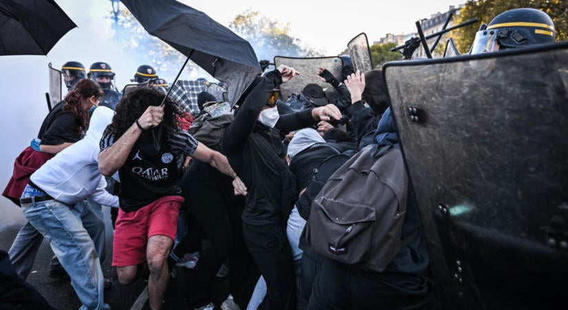 Könnygáz és vízágyúk az utcákon: előállítottak több száz rendbontót, a kormány kivezényel 3 ezer tanárt