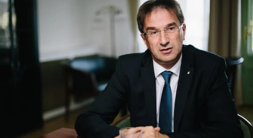 Elévülés miatt megúszta a fegyelmit Völner Pál, tovább praktizálhat ügyvédként